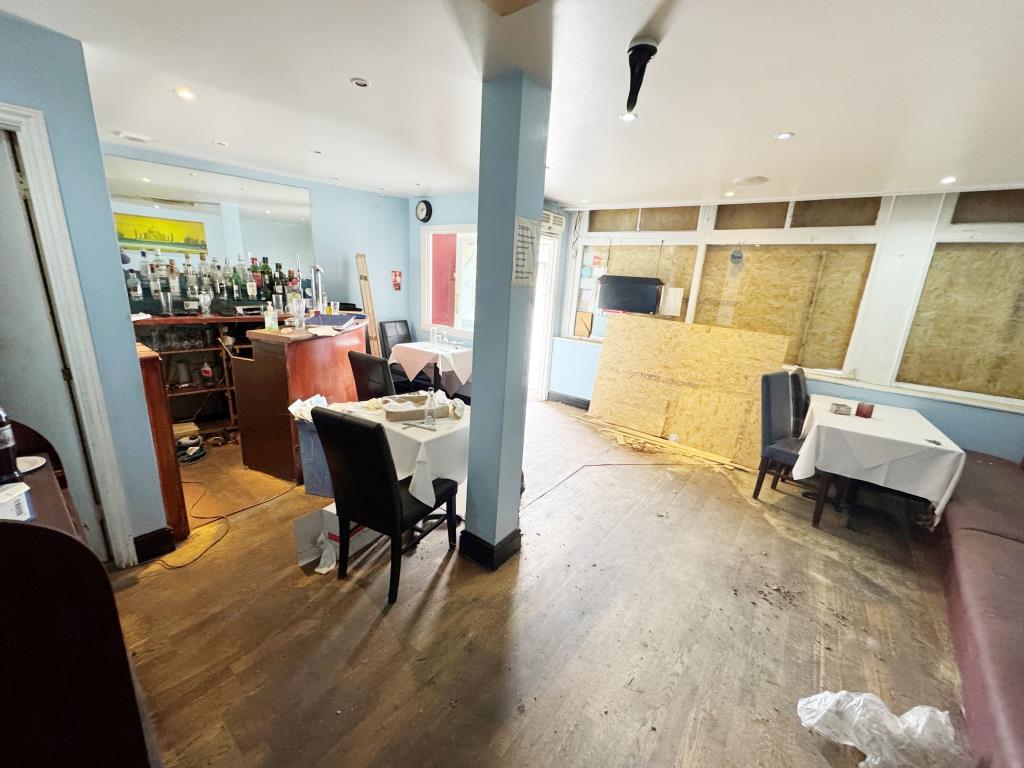 Lot: 58 - PERIOD FREEHOLD RESTAURANT AND UPPER PARTS FOR TOTAL REFURBISHMENT - Ground floor front section restaurant 1